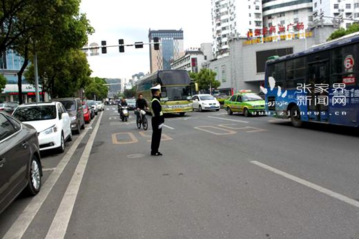 圖為民警正在維護交通秩序_副本.jpg