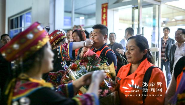 昆明環(huán)衛(wèi)使者抵達(dá)張家界，受到土家攔門酒禮遇，李東群攝_副本.jpg