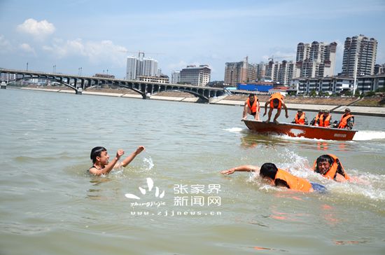 2015年5月9日，烈日下，張家界市永定區(qū)民兵舟橋骨干澧水河中奮力營救溺水青年救援演練現(xiàn)場（符曉嘉攝）_副本.jpg