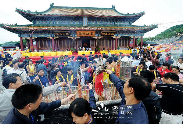 天門(mén)山寺香客如云 小龍攝_副本.jpg