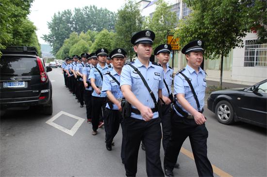 街面巡邏防控組攜帶槍彈和必要的防護(hù)裝備屯警街面.jpg