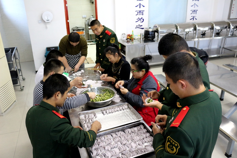 大家圍在一起包餃子有說(shuō)有笑.jpg