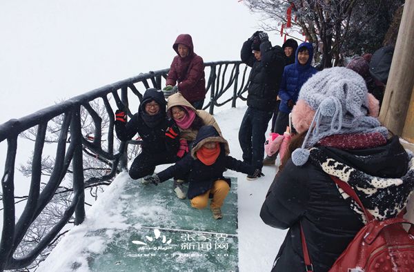 冰雪天氣玻璃棧道關(guān)閉，為彌補遺憾，游客們在玻璃棧道出口的玻璃上拍照留念 丁云娟攝_副本.jpg