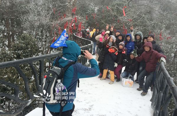 偶遇新年雪，游人們欣喜不已 丁云娟攝_副本.jpg