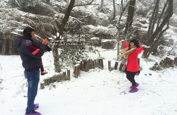 一對情侶在天門山體驗雪中浪漫 丁云娟攝_副本.jpg