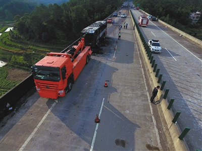 湖南宜章縣境內(nèi)大巴事故現(xiàn)場(chǎng)，目前事故共造成35人死亡。 新華社記者 龍弘濤 攝