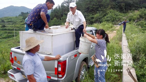 精準(zhǔn)扶貧建檔立卡戶瞿慶麗用桶接魚苗_副本.jpg