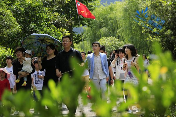 游客在張家界黃龍洞景區(qū)生態(tài)廣場游覽。黃龍洞景區(qū)今年接待收入再破億元（吳勇兵攝）_副本.jpg