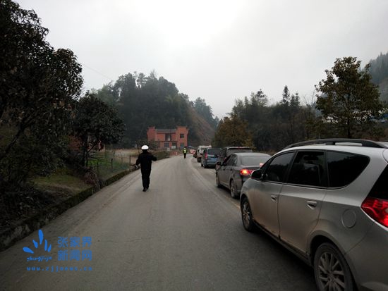 車流中的“飛跑隊(duì)”_副本.jpg