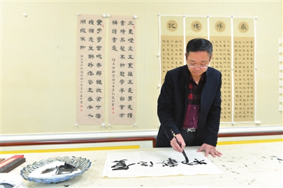 18 向遠(yuǎn)剛 中國公安文藝聯(lián)合會(huì)會(huì)員，湖南省書法家協(xié)會(huì)理事，張家界市書法家協(xié)會(huì)主席.jpg