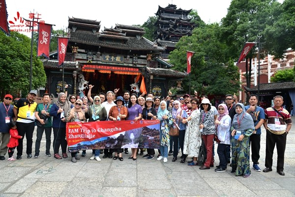 馬來西亞旅行商一行考察土家風情園.JPG