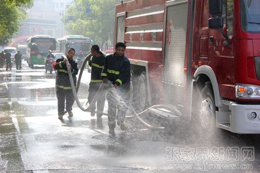 消防官兵沖洗路面.jpg