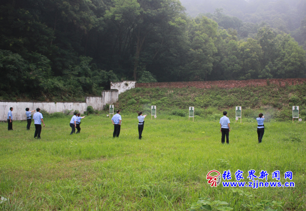 永定分局民警進(jìn)行實(shí)彈射擊 拷貝.jpg